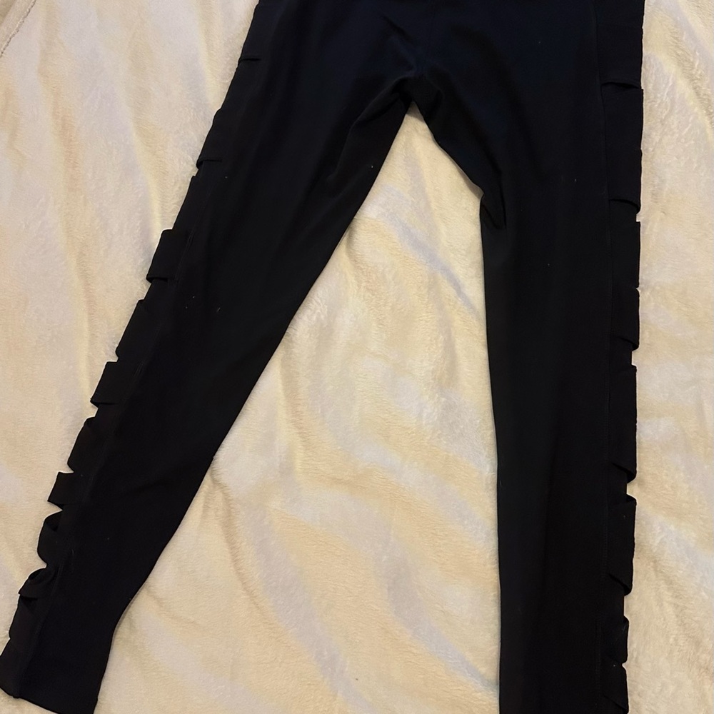 Lululemon black mesh rise and flow criss cross leggings, 6/8, EUC - Picture 5 of 6